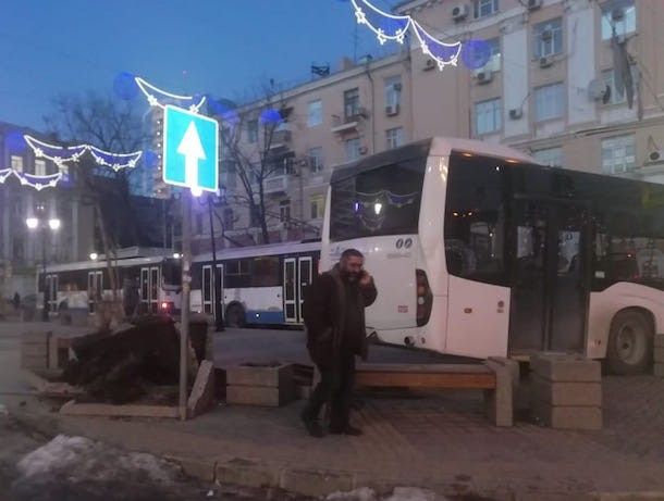 Врезавшийся в скамейку автобус в центре Ростова снял оператор «Блокнота»