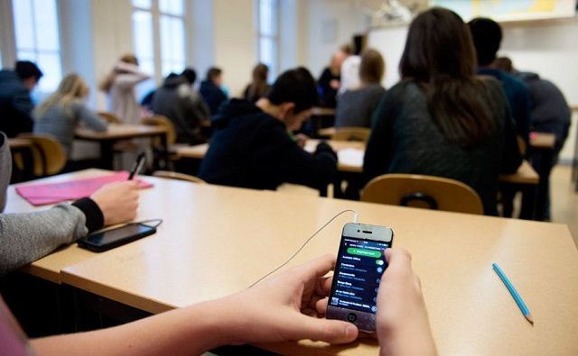 «Раньше такого не было»: ростовские педагоги оценили идею запретить в школе мобильники