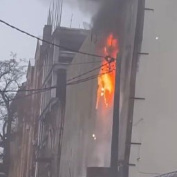 В центре Ростова загорелся аварийный дом на Шаумяна