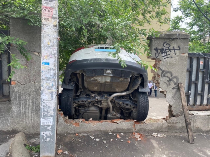 В Ростове женщина перепутала педали и на машине снесла бетонный забор