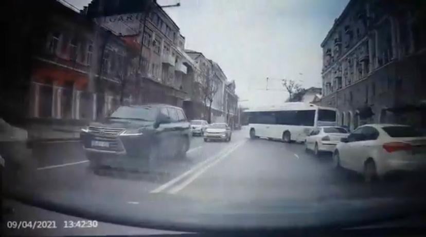 Водителей двух автобусов в Ростове наказали за гонки на дорогах