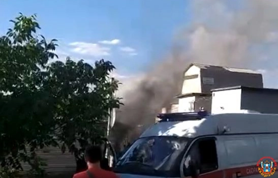 Два гаража сгорели на улице Стартовой в Ростове
