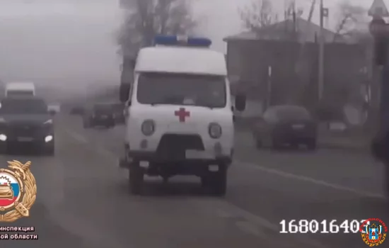 Инспектор ДПС сопроводил скорую с роженицей в Ростовской области