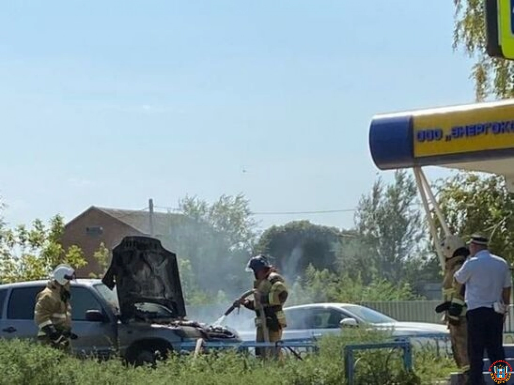 Припаркованная легковушка загорелась в Зернограде