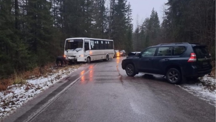 Момент столкновения автобуса и внедорожника в Ленобласти попал на видео