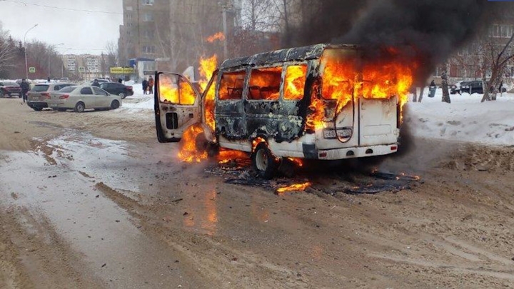В Башкирии пассажирский автобус загорелся во время движения В Башкирии пассажирский автобус загорелся во время движения