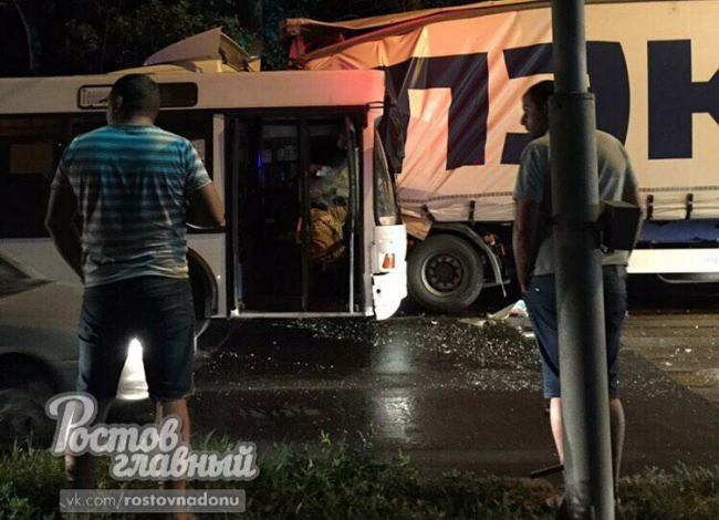 Пассажирский автобус в Ростове врезался в фуру
