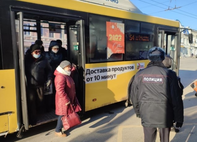 В автобусах Ростова снова штрафовали нарушителей масочного режима