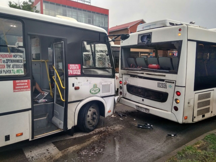 В Ростове столкнулись два автобуса, пострадали пять человек