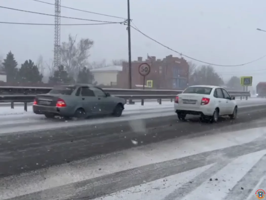 &laquo;М-4 &laquo;Дон&raquo; под белым покрывалом: водителей Ростовской области предупредили о снежных заносах и опасном асфальте