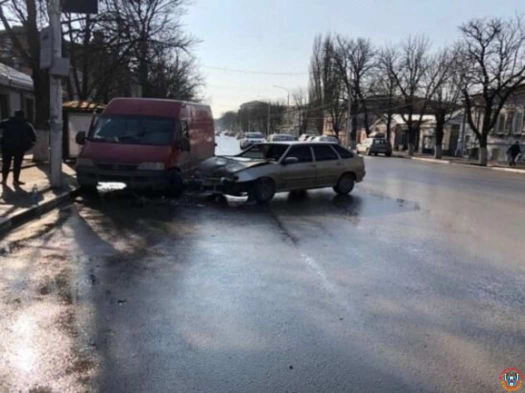 В Новочеркасске водитель ВАЗа спровоцировал ДТП с фургоном