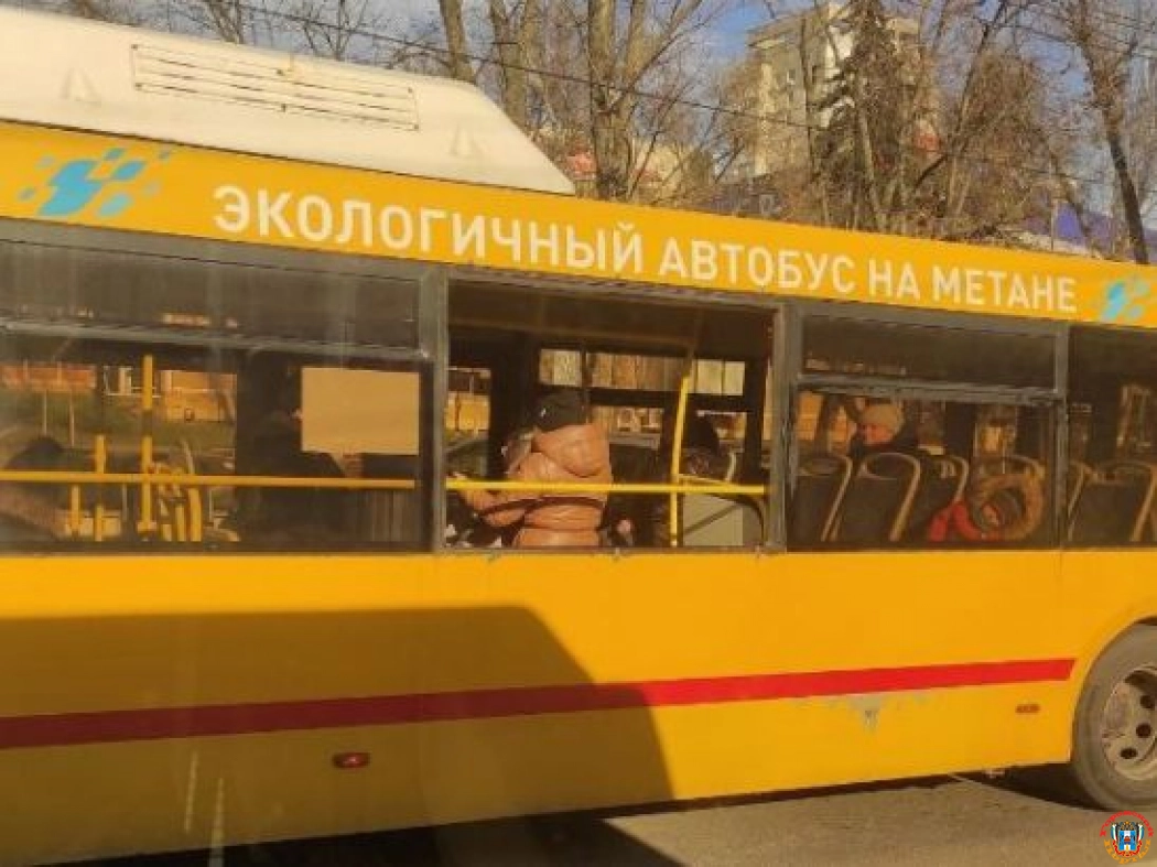 В Ростове пассажиры автобуса № 96 прокатились с ветерком из-за выпавшего стекла