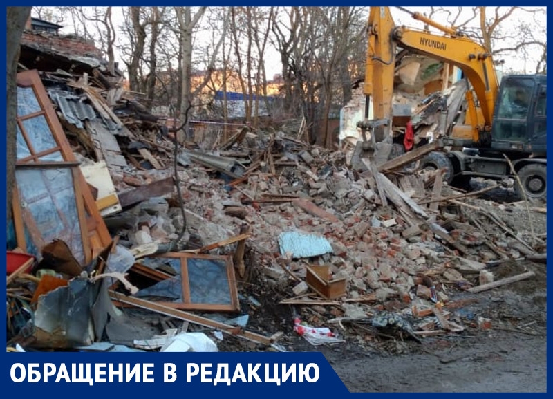 «Полный люк кипятка»: жители многоэтажки в центре Ростова боятся провала асфальта из-за коммунальной аварии