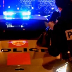 Парижский полицейский застрелил мужчину, кинувшегося на него с ножом