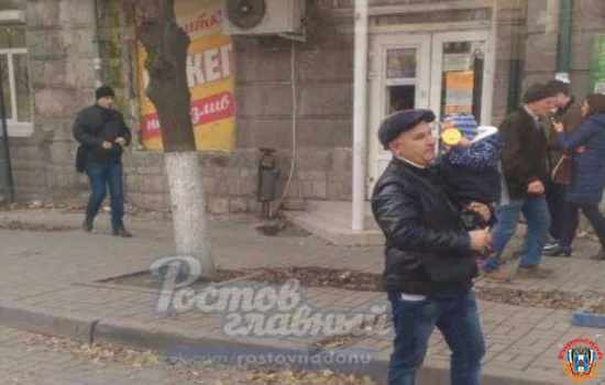 Аферист с ребенком на руках много лет сетует о тяжелой судьбе в маршрутках Ростова