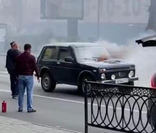 В Ростове во время движения загорелась легковушка