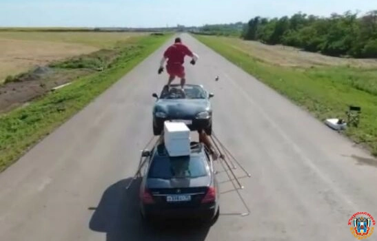 Ростовский каскадер перепрыгнул на скорости машину, едва не разбившись.