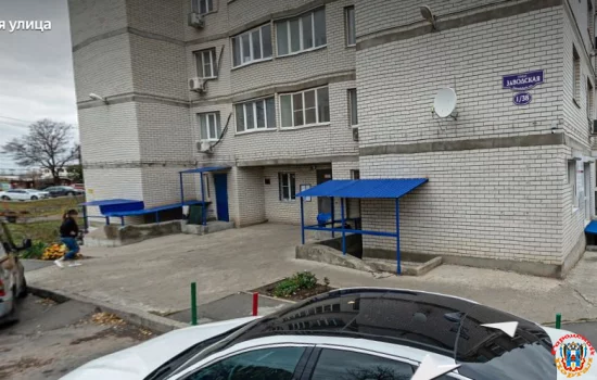Уже неделю мешают жить ростовчанам на Заводской дикая вонь и потоки канализации 0