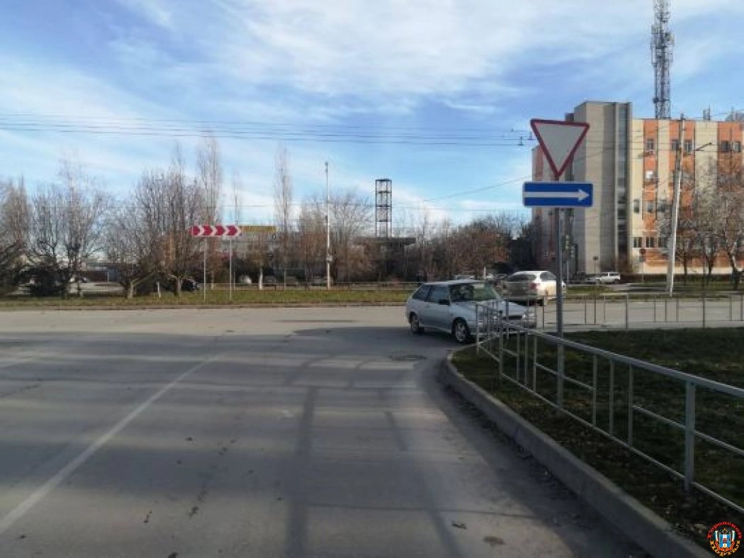 В Волгодонске 18-летний водитель ВАЗа пострадал в ДТП с иномаркой