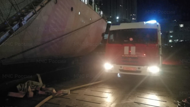 В порту Владивостока из-за пожара с судна эвакуировались 18 моряков В порту Владивостока из-за пожара с судна эвакуировались 18 моряков