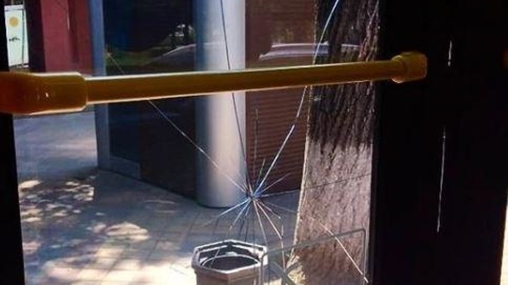 На Кубани неадекватный мужчина разбил булыжником окно троллейбуса