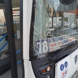 В Ворошиловском районе Ростова автобус с пассажирами врезался в столб