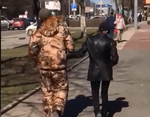 В Ростове мужчина выгуливал кота на плече