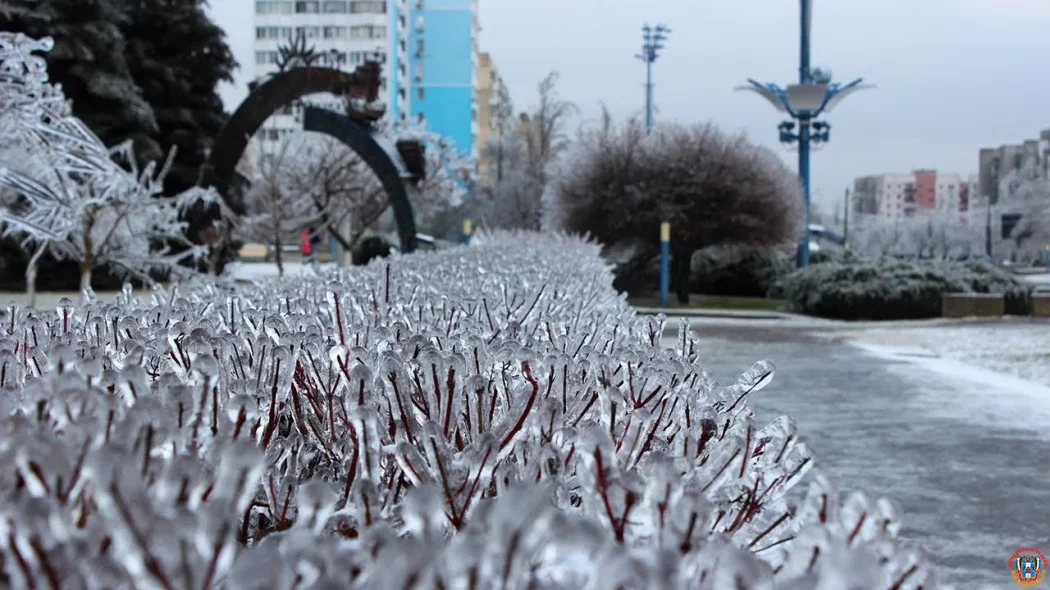 Город-каток: Александр Скрябин рекомендовал ростовчанам не покидать дома из-за ледяного дождя