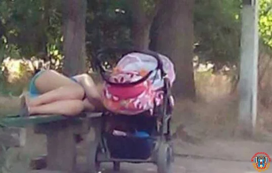 Однажды вижу стоит коляска с грудным ребенком, а рядом на лавочке лежит девушка...