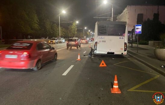 В центре Ростова парень на «Мерседесе» протаранил автобус № 3А