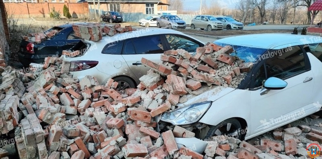 В Новочеркасске старый кирпичный забор обрушился на девять автомобилей
