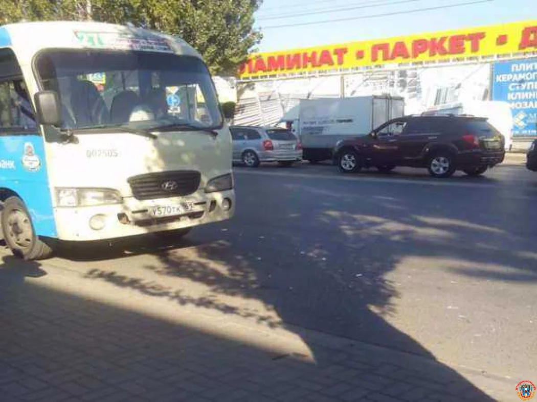 В погоне за клиентами, ростовские маршрутки протаранили друг друга
