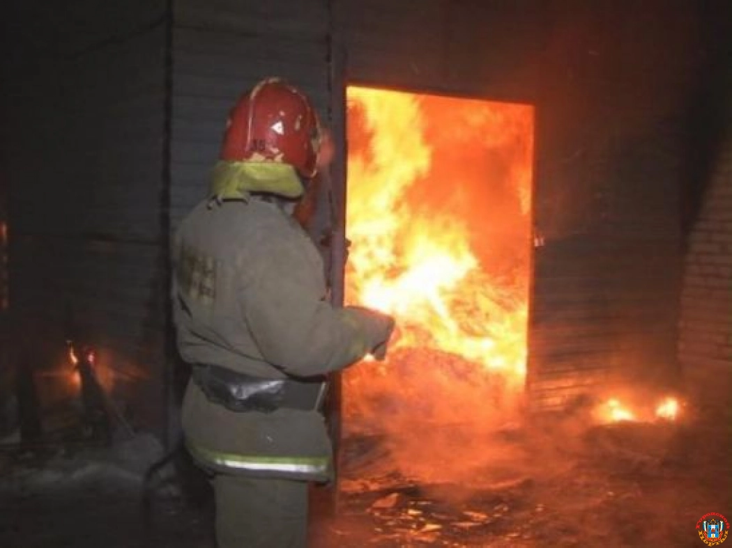 В Ростовской области дотла сгорели частный дом и гараж