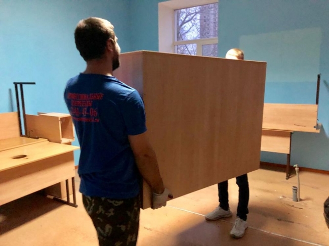 Депутат гордумы Сергей Смирнов помог в перевозке школьной мебели
