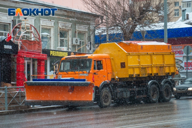 В Ростове улицы от снега расчищают 160 коммунальных машин