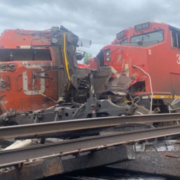 В Канаде столкнулись два грузовых поезда  