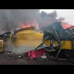 На рынке "Атлант" в Аксайском районе горит двухэтажный торговый павильон