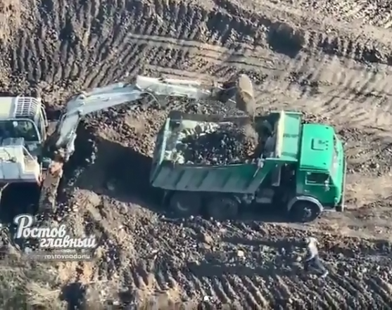 Ростовчанин снял на видео, как рабочие маскируют строительный мусор землей