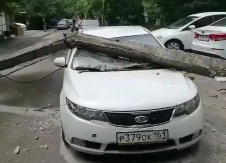 В Ростове бетонный столб рухнул на припаркованную иномарку