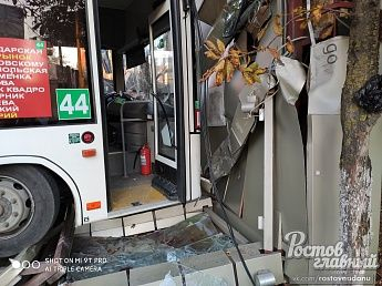 В Ростове автобус въехал в остановку: пострадали двое подростков