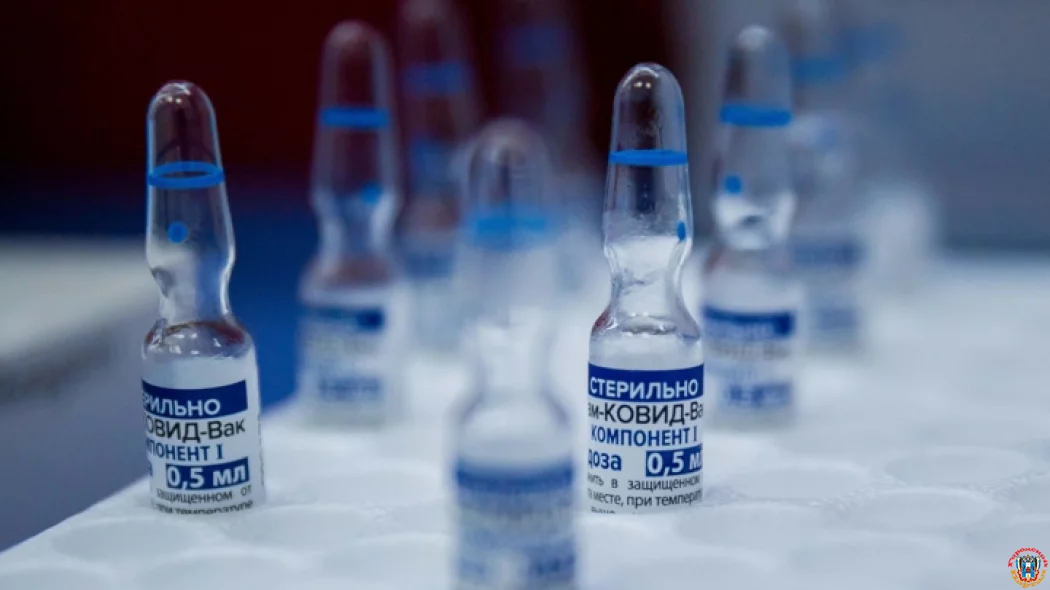 Художник-тракторист изобразил в поле гигантскую склянку со "Спутником V"