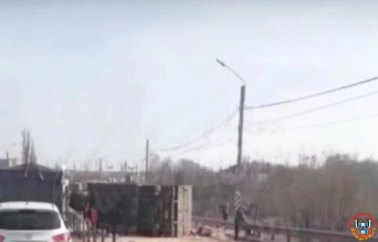Из-за упавшего зерновоза на трассе Ростов — Таганрог образовалась пробка