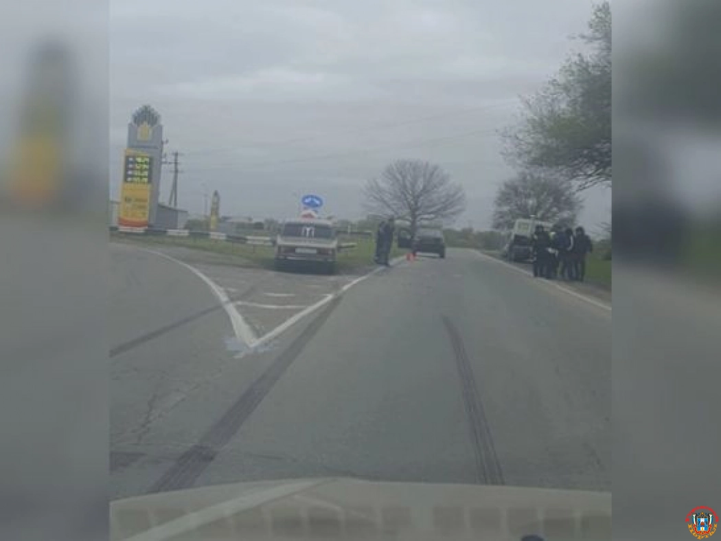 На въезде в Сальск водитель ВАЗа врезался в отбойник после ДТП