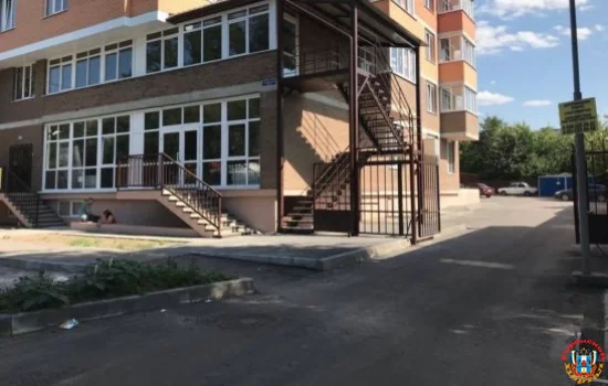 В Батайске с пятого этажа выпала школьница