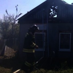 В Батайске сгорел большой жилой дом