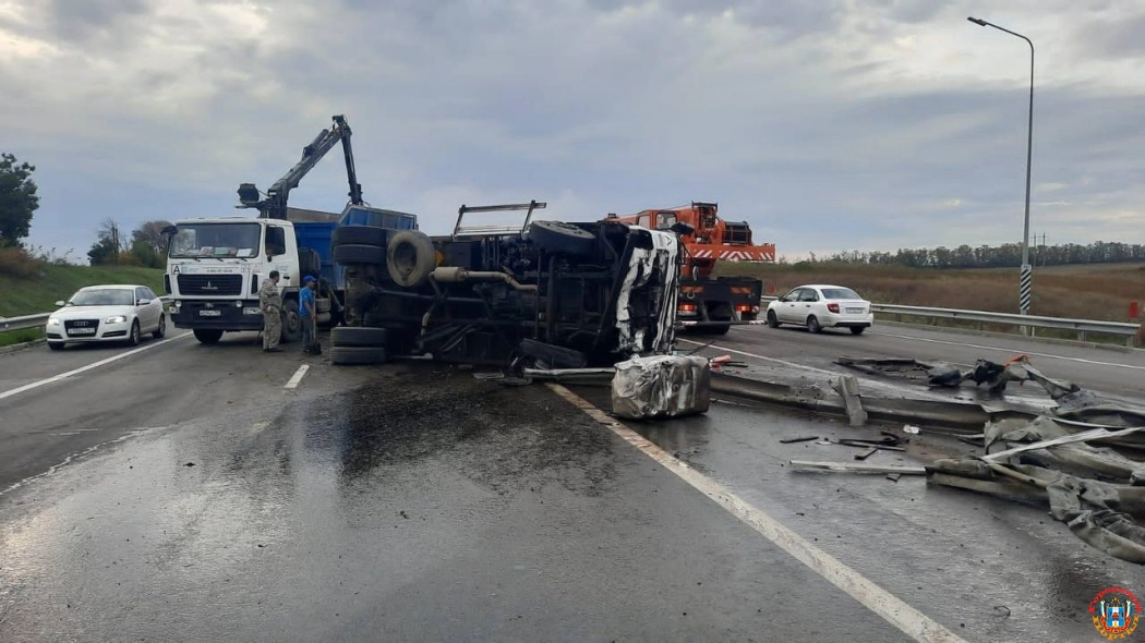 В Ростовской области мусоровоз снес ограждения на трассе