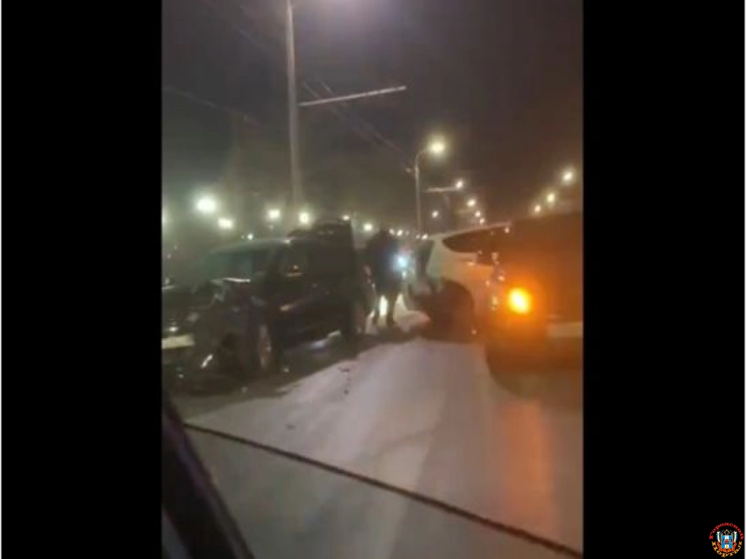 В Железнодорожном районе Ростова в массовом ДТП разбились три авто