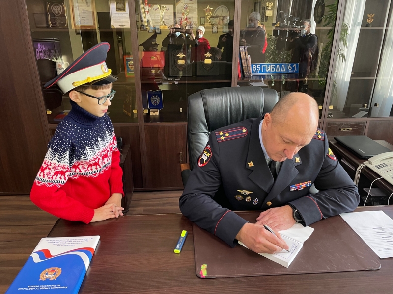 Полицейские в Ростове-на-Дону исполнили новогоднюю мечту школьника