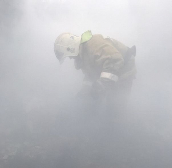 Огнем охвачено 120 кв. метров: в Гукове горит хозпостройка