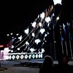 Главная городская елка в Ростове рухнула от ветра 14 января